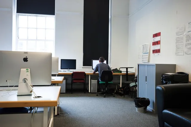 computer room, computer, screens, monitor, network, internet, group, digital, teamwork, project, university, graphic studies, lecture hall, professor, preparation, computer room, computer room, computer room, computer room, professor, professor, professor, professor, professor. Arbeitszeit in Angebotskalkulationen berücksichtigen