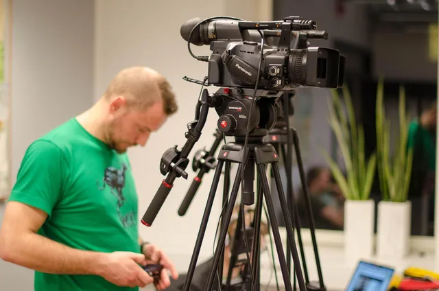 people, camera, video camera, brown video, brown camera, brown videos. Eigene Produktion und lizenzierte Bestandteile unterscheiden